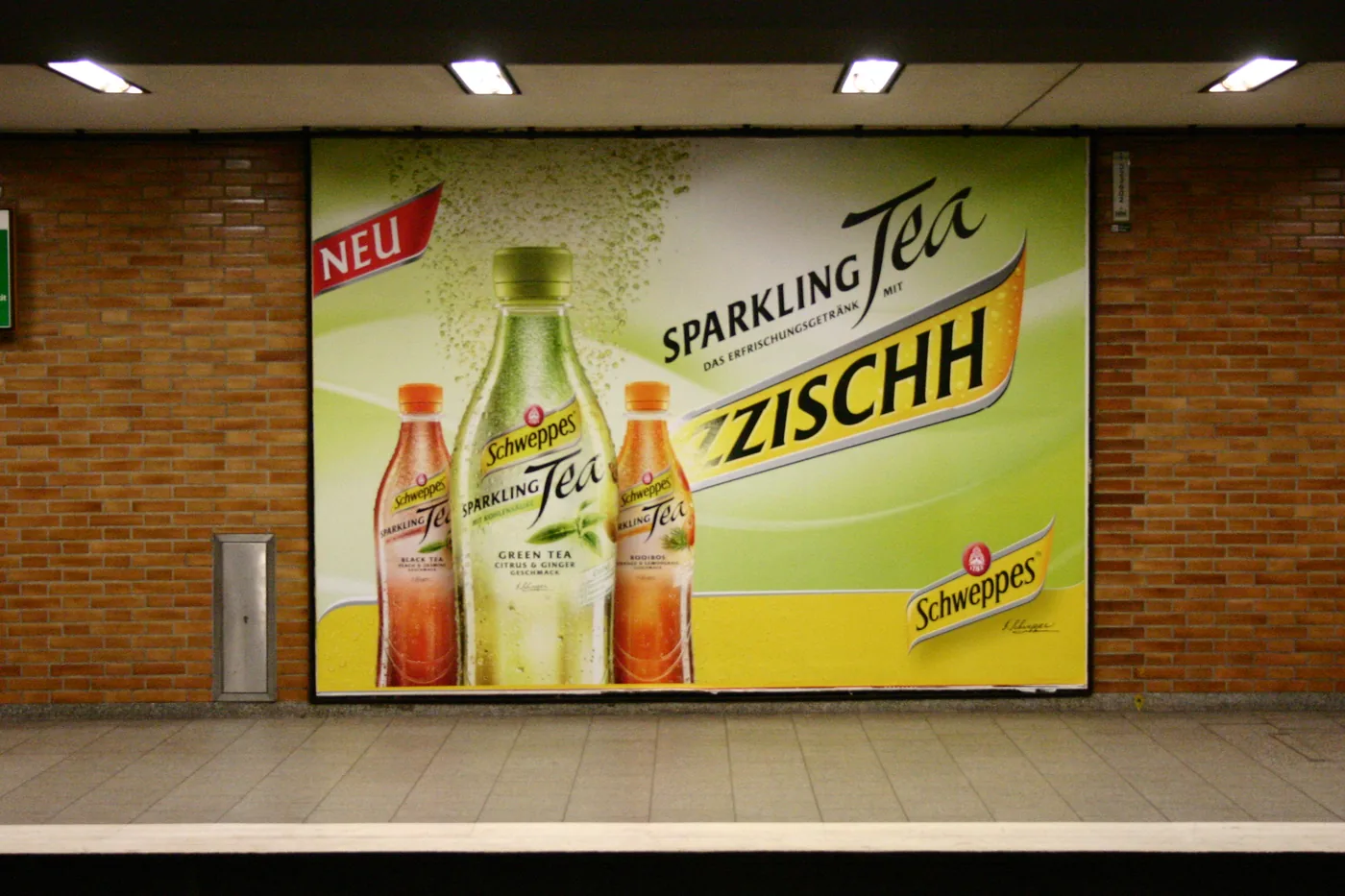 Schweppes — Plakat im Stadtbild